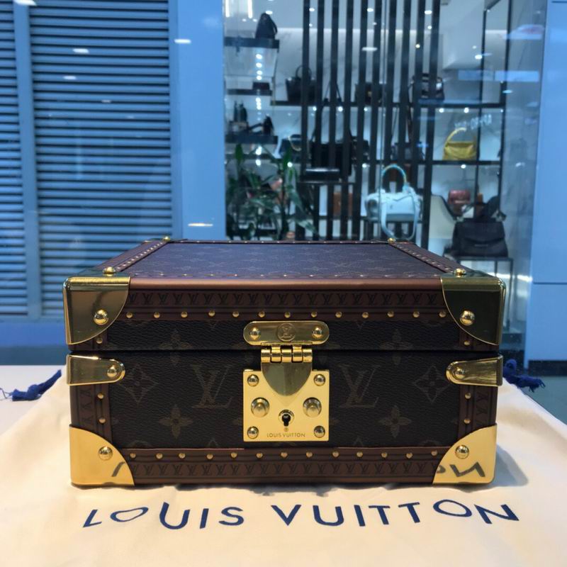 LV M4700SP 23x23x11cm QS-7
