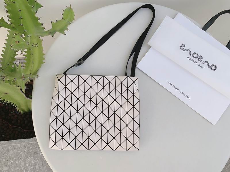 Issey Miyake BB35 28x24x2.5cm Yt奶茶色